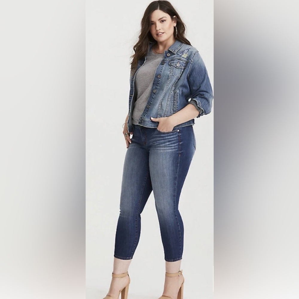 Torrid Cropped Capri Length Classic Skinny Dark Rinse Jeans Size 12 - Picture 4 of 7